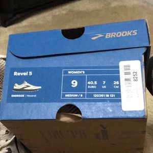 NWT and Box Brooks Revel 5 Running Shoes. Womens Size 9 white/black.